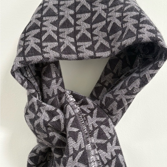 Michael Kors Logo Print Reversible Scarf, Black/Gray, Brand New with Tags - Picture 6 of 10